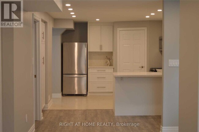Building Photo - 5332 Floral Hill Crescent
