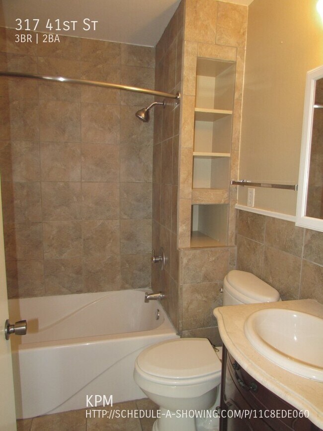Foto del edificio - 3 BEDROOM | 2 BATHROOM | GARAGE | WEST