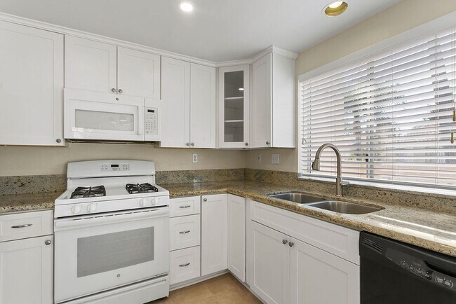 Foto del edificio - Stylish 2-Bedroom Townhouse in Marina Hills