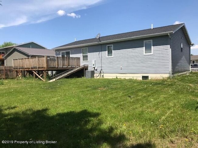 Building Photo - Newer, Spacious House for Rent in Dickinson