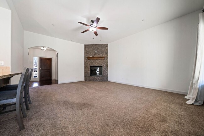 Foto del edificio - 3-bedroom, 2-bathroom home in great neighb...
