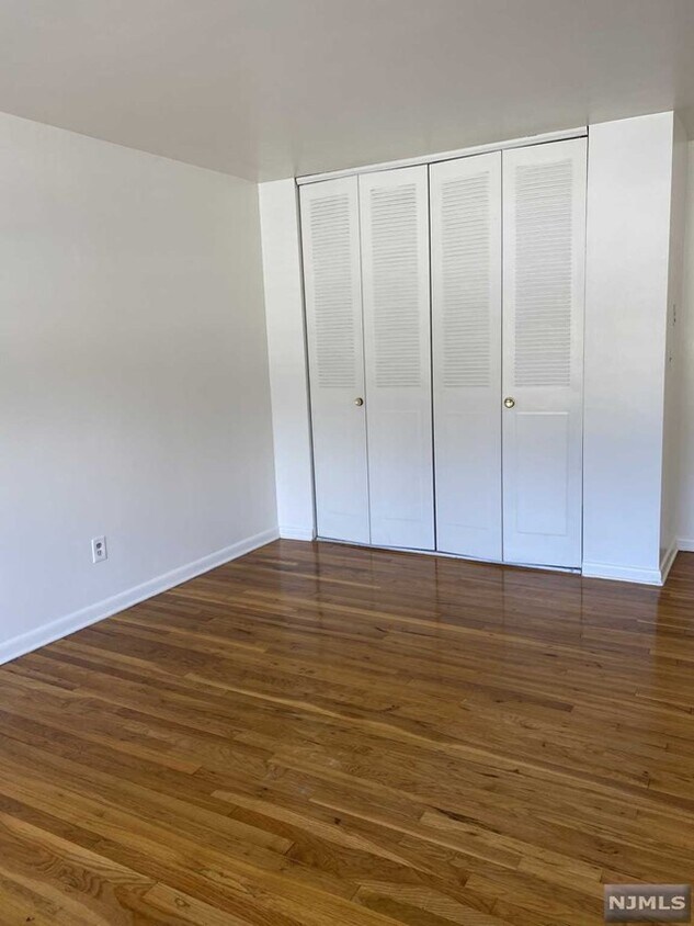 Foto principal - 310 Spring Ave