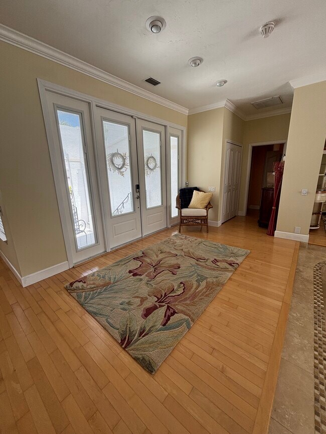 Entrada principal con abundante luz natural. - 4816 61st Avenue Dr W