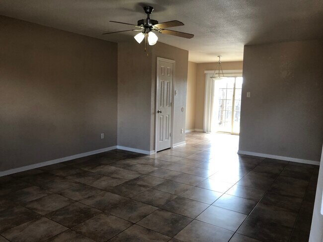 living room - 345 Princess Plz