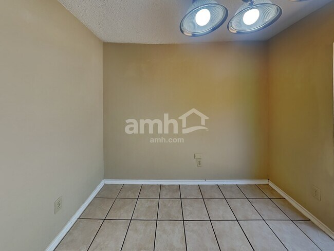 Foto del edificio - 8043 Cantura Mls