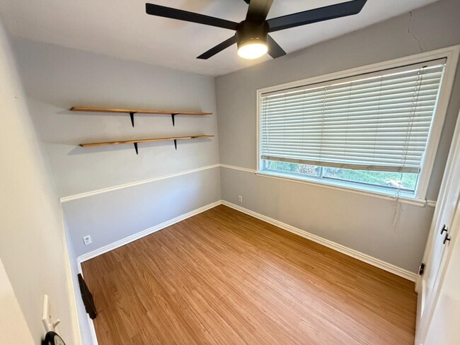 Building Photo - 565 Hollywood Ave