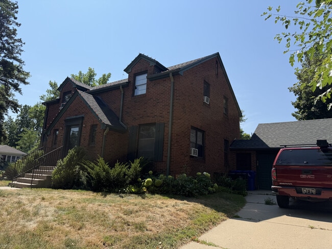 Building Photo - 447 Fairview Ave S