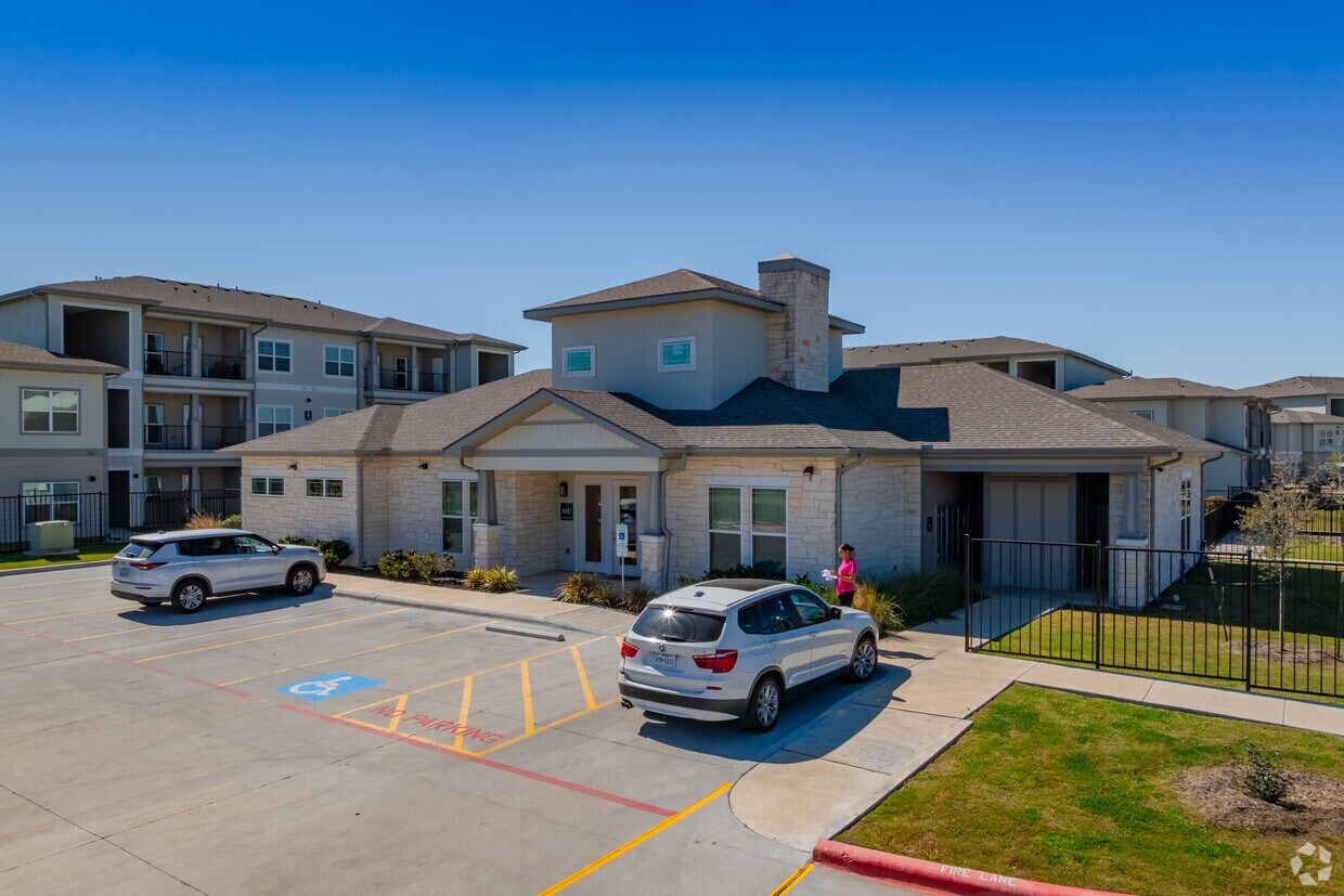 Foto del edificio - Enchanted Gardens Apartments