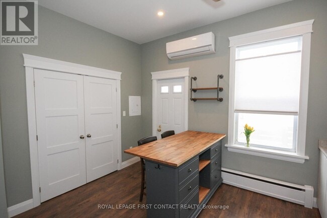 Building Photo - 19 Peter St S