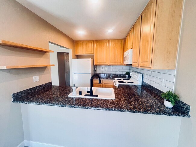 Foto del edificio - Lowered Price and Move In Special!! Two Bedroom Sunterra Condo in El Cajon remodeled with AC