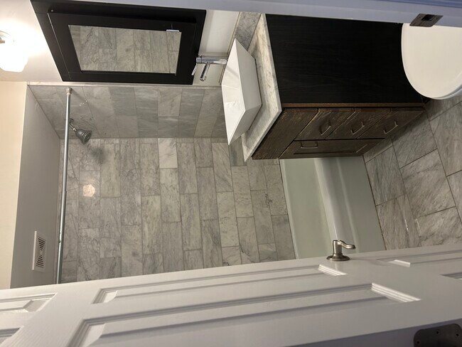 Foto del edificio - 655 W Irving Park Rd