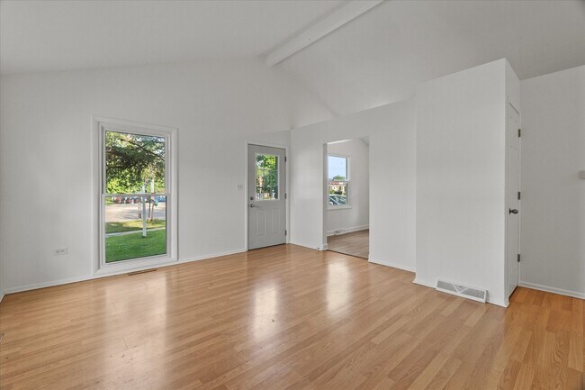 Foto del edificio - 1607 N Cedar Lake Rd