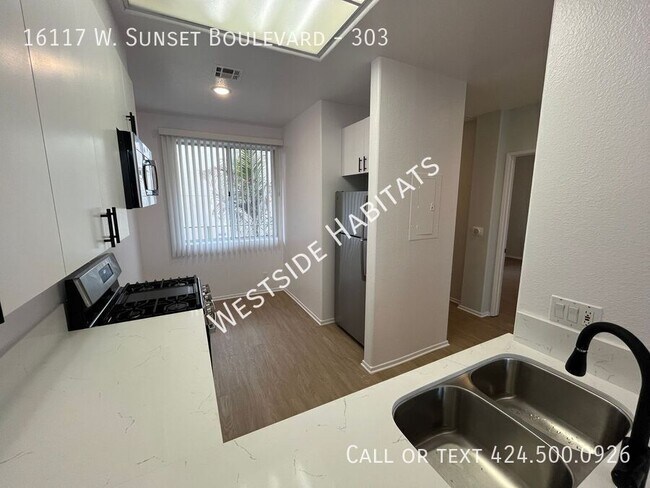 Foto del edificio - 16117 W Sunset Blvd