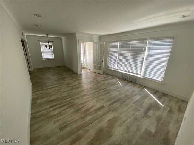 Building Photo - 29520 Cresthaven Dr