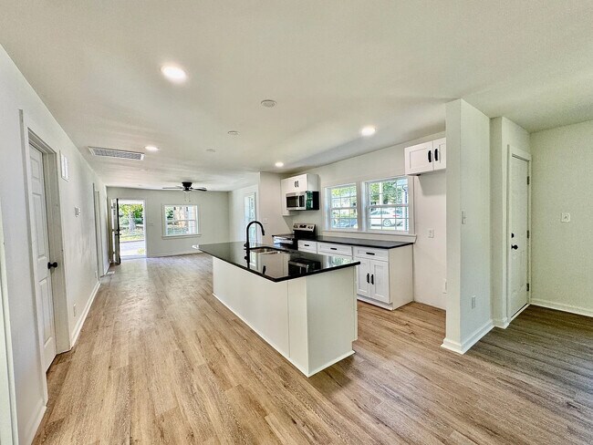 Foto del edificio - Room in House on Fox St SW