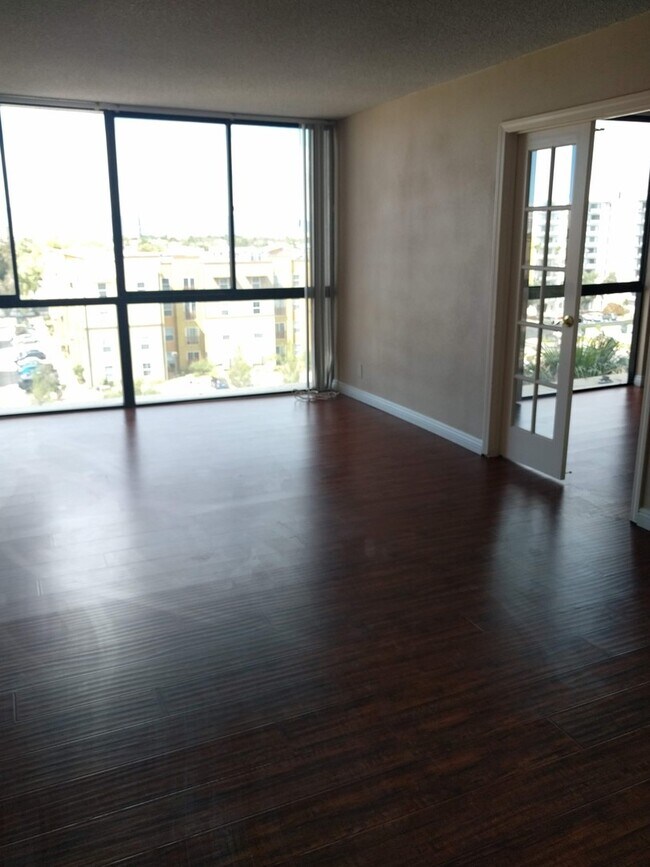 Foto del edificio - 2 BED, 2 BATH, HIGH RISE UNIT NEAR UNLV!!