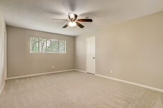 Foto del edificio - 6407 Crestside Dr