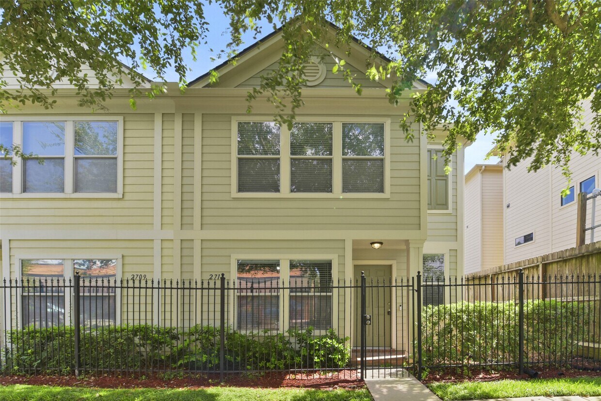 Foto principal - 2711 Polk St