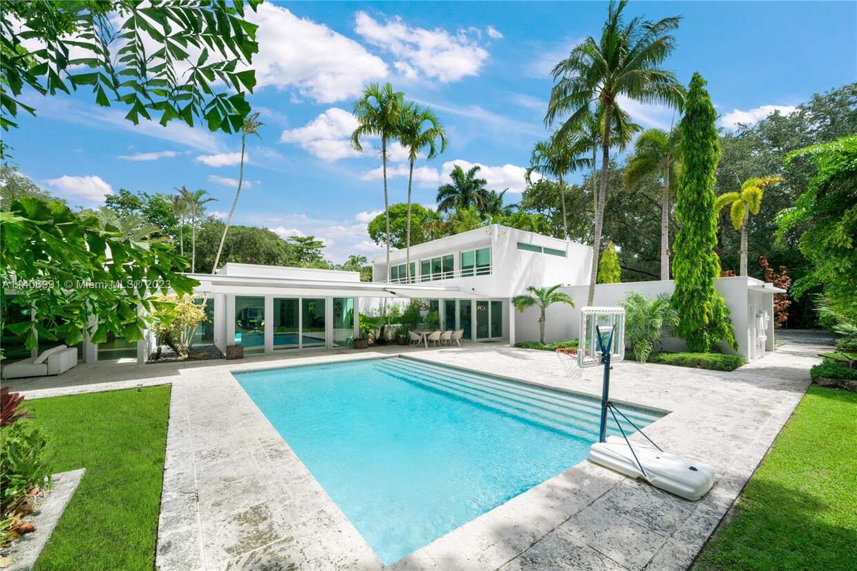 Foto principal - 10400 Old Cutler Rd
