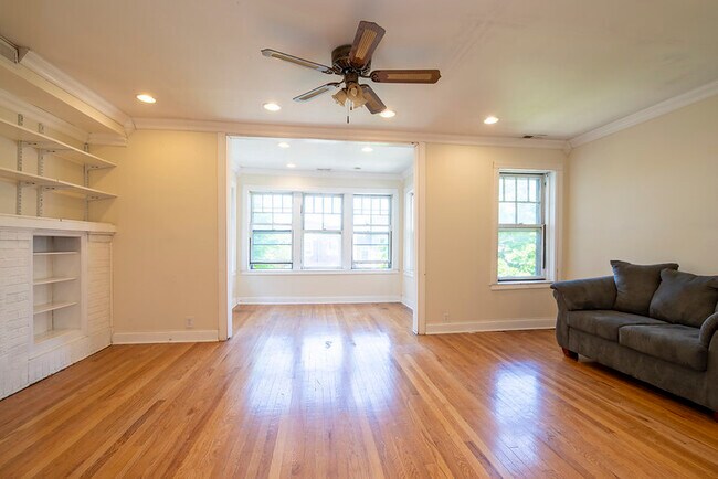 Building Photo - 4825 N Sawyer Ave