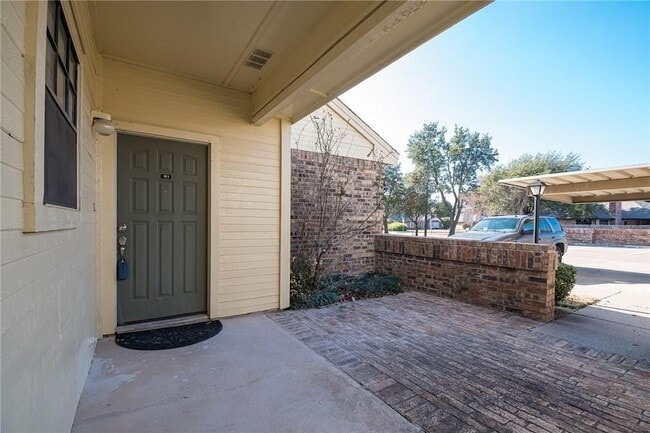 Building Photo - 2000 Huntington Dr