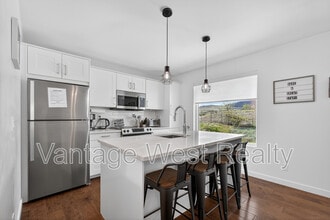 Building Photo - 3859-3859 Carrall Rd