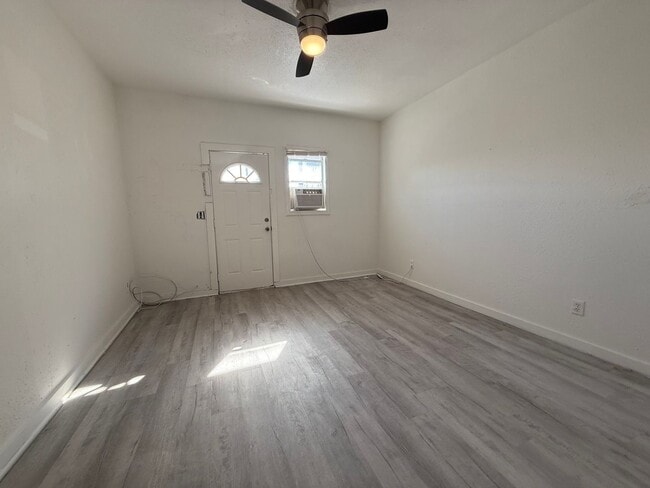 Foto del edificio - 401 N Wild Olive Ave