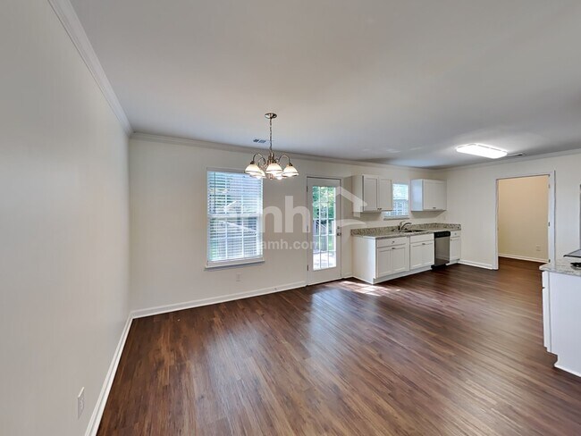Foto del edificio - 4204 Birch Dr