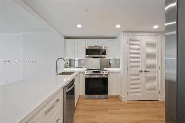 Foto del edificio - 555 NE 34th St