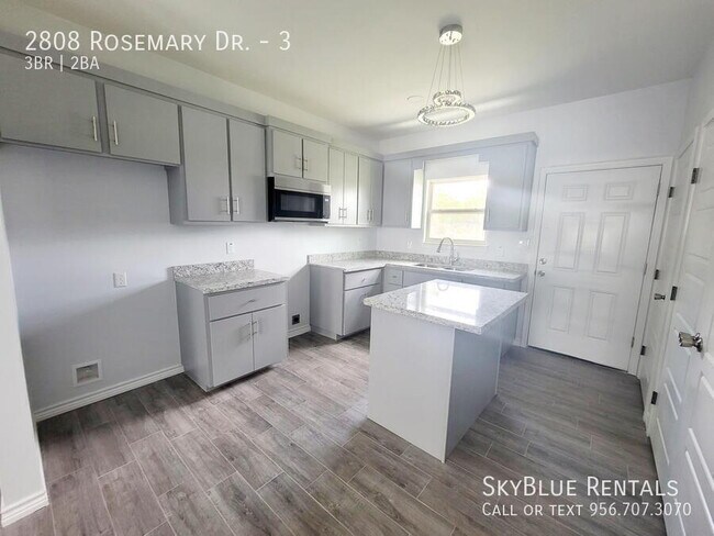 Foto del edificio - 2808 Rosemary Dr