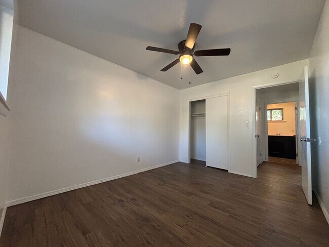 Foto del edificio - Cute clean 1 bedroom 1 bath duplex availab...