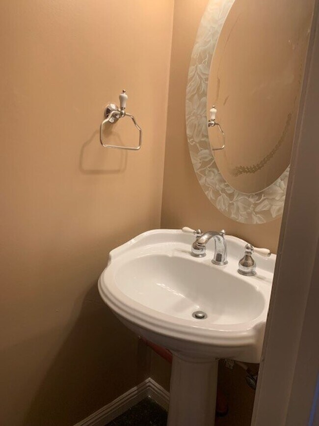 Building Photo - Charming 2bd/2.5 bath!  1 car attached gar...