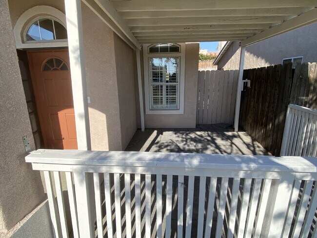 Foto del edificio - 4 Bed, 2 Bath beautiful home with pool