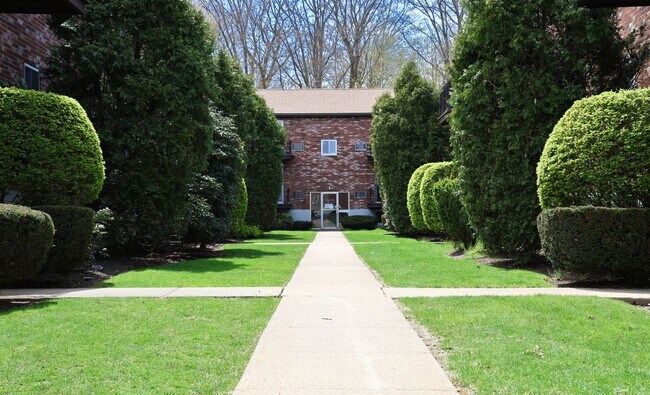 Foto del edificio - Garden Level Studio w/h&hw+parking