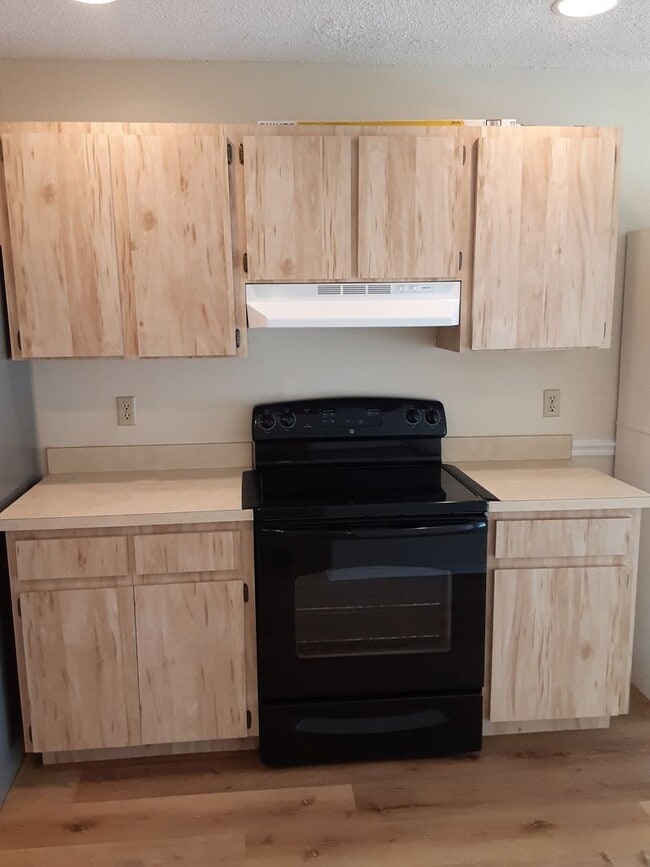 Building Photo - Beautiful 2 Bedroom 2 Bath Attached Villa