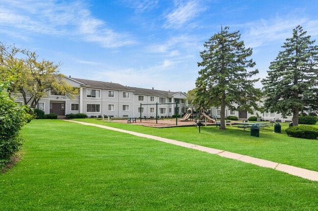 Building Photo - Bloomfield Square Apartments - Auburn Hills, MI
