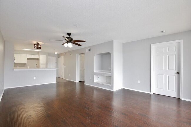 Building Photo - Stunning 2/2 Spacious Condo in the Desirab...