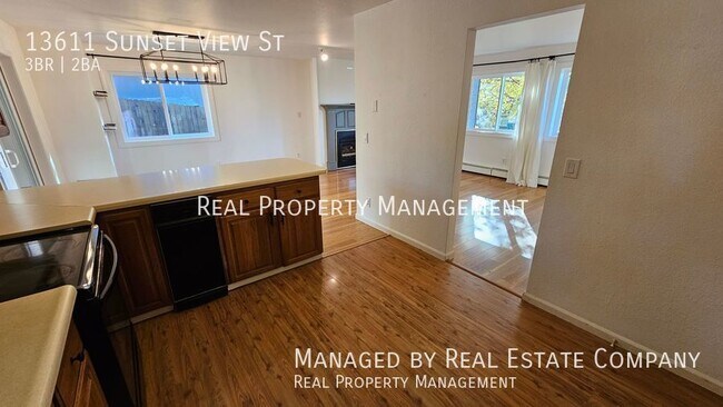 Building Photo - Southside Three Bedroom Home with Great Ya...
