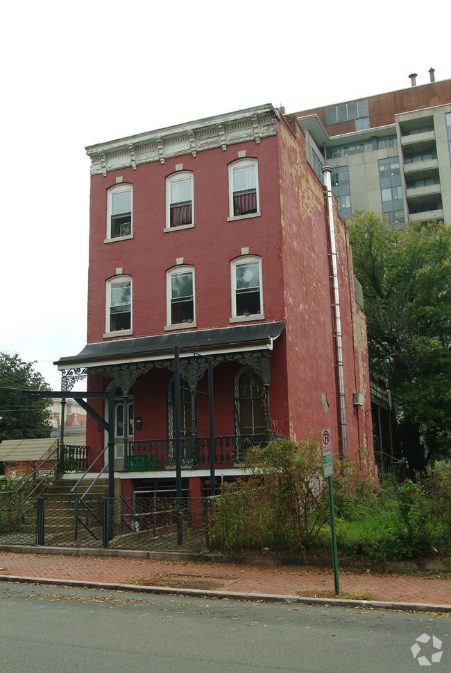 Building Photo - 307 W Grace St