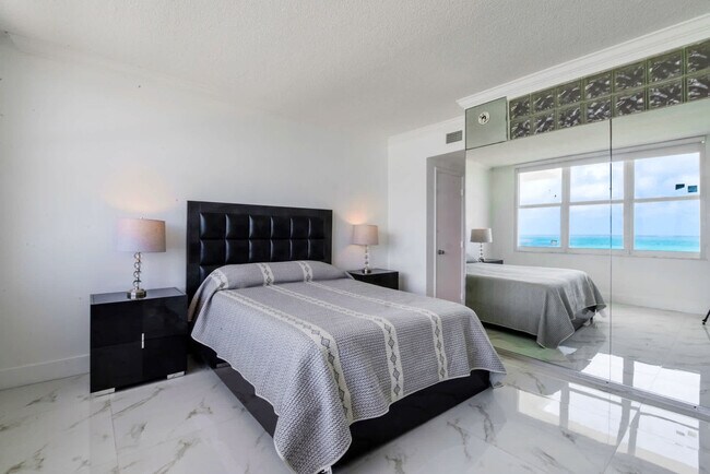 Foto del edificio - 5599 Collins Ave