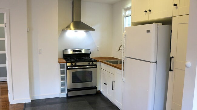 KITCHEN - 3526 London St