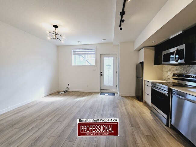 Photo du bâtiment - 15914-15996 96 Ave NW