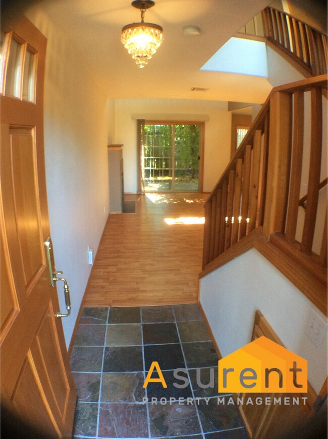 Foto del edificio - 2-Bedroom Townhouse Close to Hospitals, Great Private, Central Location!