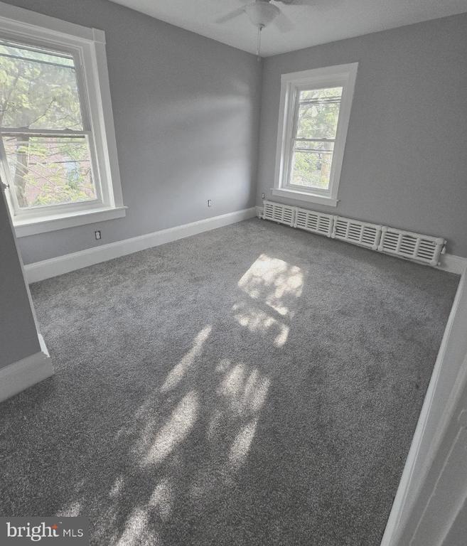 Primary Photo - 393 N York St