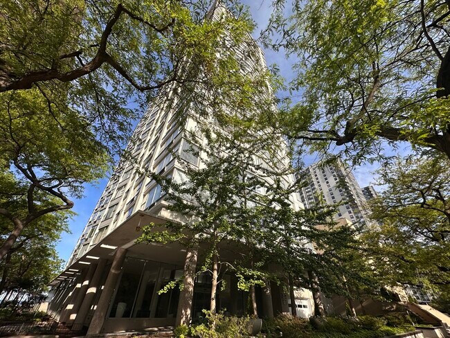 Building Photo - 5757 N Sheridan Rd