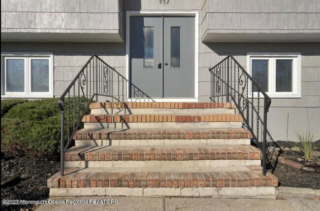 Building Photo - 952 Spray Ave