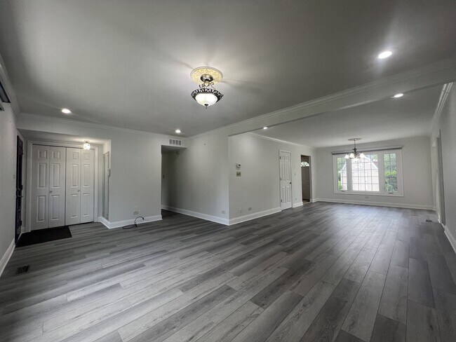 Foto del edificio - 1380 Rosedale Ln