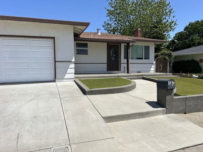 Building Photo - Beautiful 3 Bedroom, 2 Bath Ranch Style Home