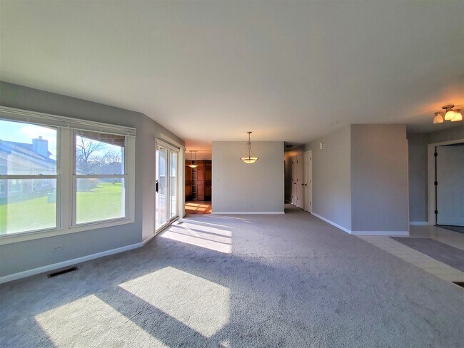 Building Photo - 325 Satinwood Ct S