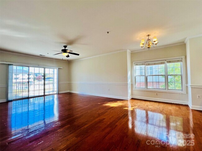 Foto del edificio - 8929 Meadow Vista Rd